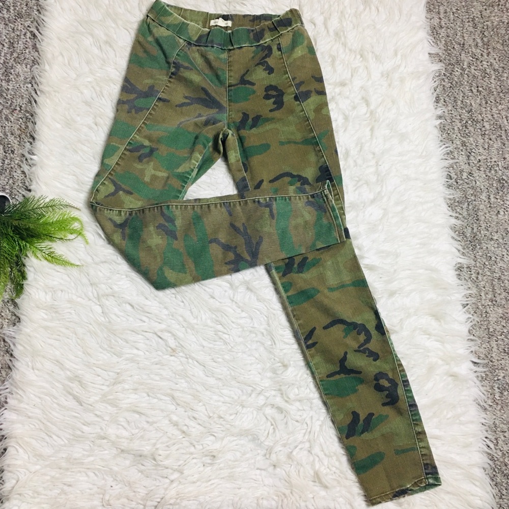 Silence + Noise Camouflage Green Skinny Pants Size Small